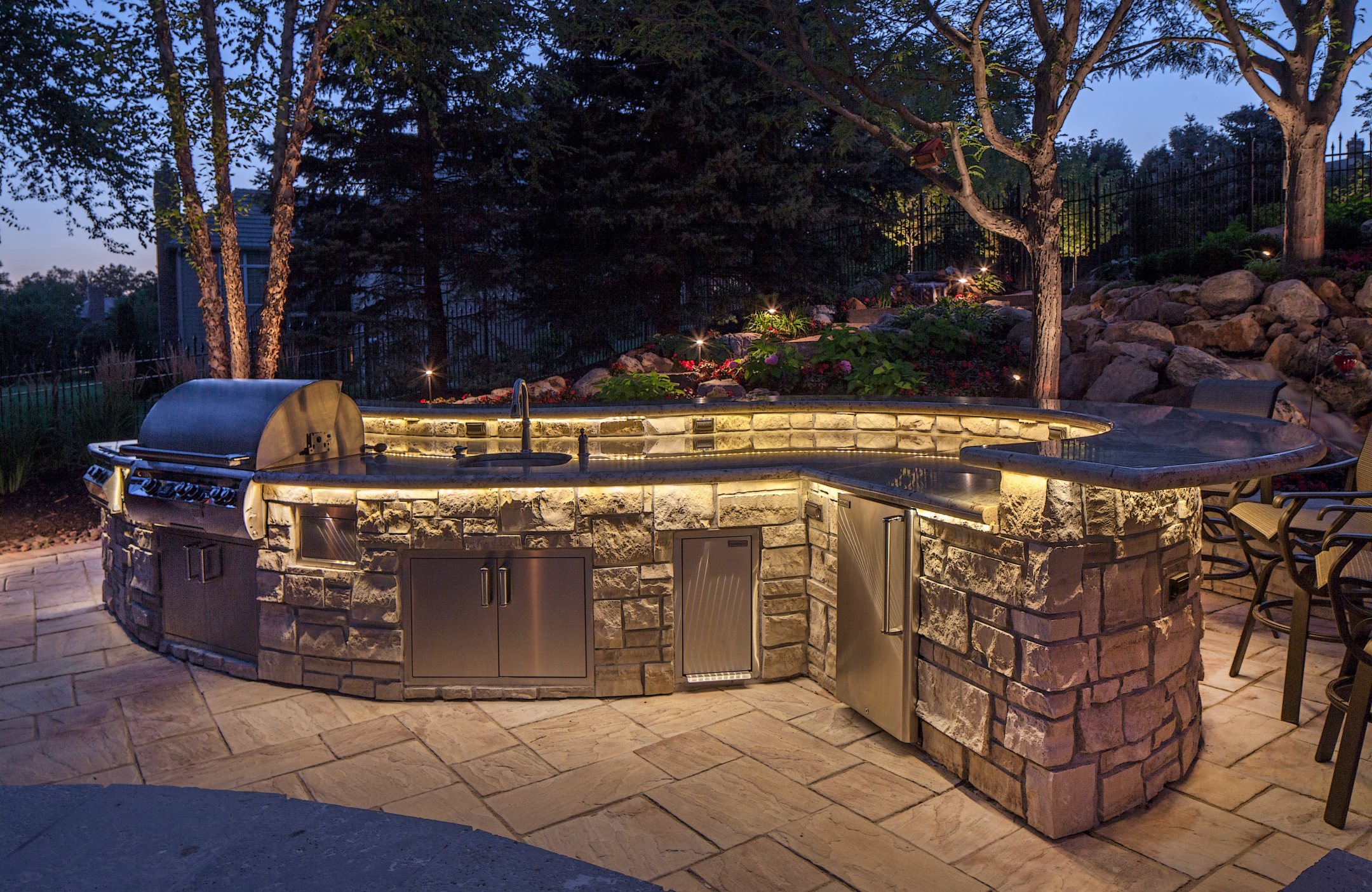 outdoor-kitchen-lighting