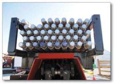 The top mounted pipe rack keeps pit size and the machine’s footprint to a minimum.