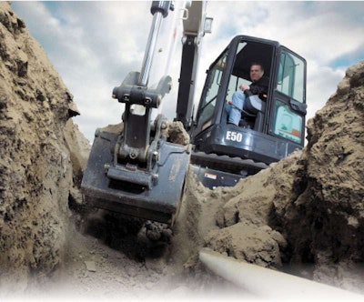 The in-track swing frame on Bobcat’s new E50 compact excavator is designed to keep swing castings and cylinders within the width of the tracks when digging in an offset position. Integrated slew brakes hold loads still and steady on slopes for more accurate load placement.