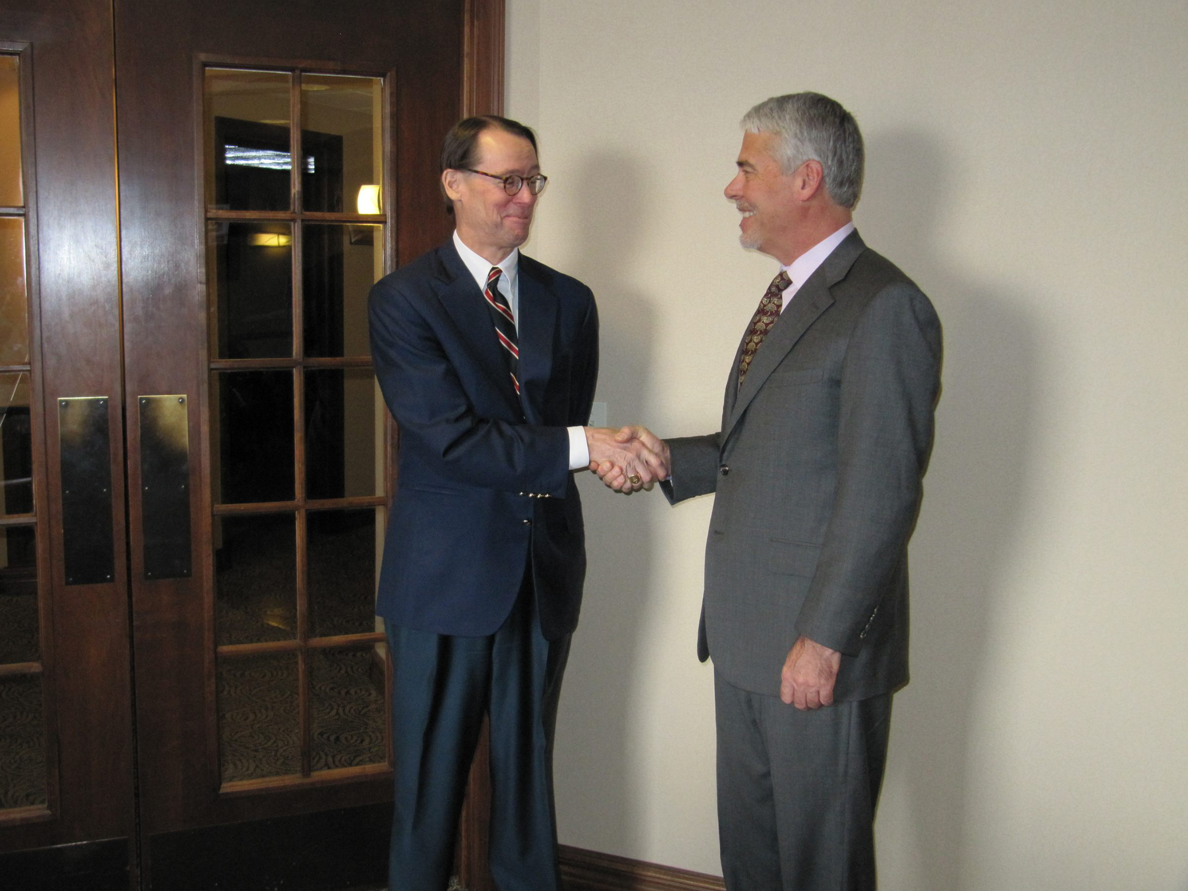 Mac Allister jung Handshake