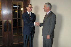 Mac Allister jung Handshake