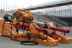 With Herrenknecht’s new auxiliary Pipe Thruster installed at the destination hole, large horizontal directional drilling units can generate even more push and pull power – up to 500 metric tons’ worth. It is suitable for pipes from 20 to 48 inches in diameter.