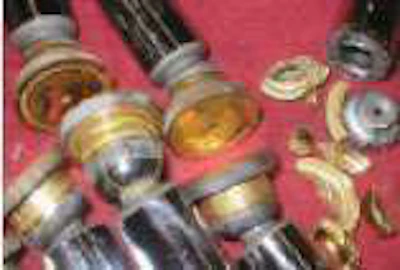 Contamination damage: The rear pistons have deteriorated and one of the slippers fractured (left). Component wear spreads shrapnel throughout the system (right).