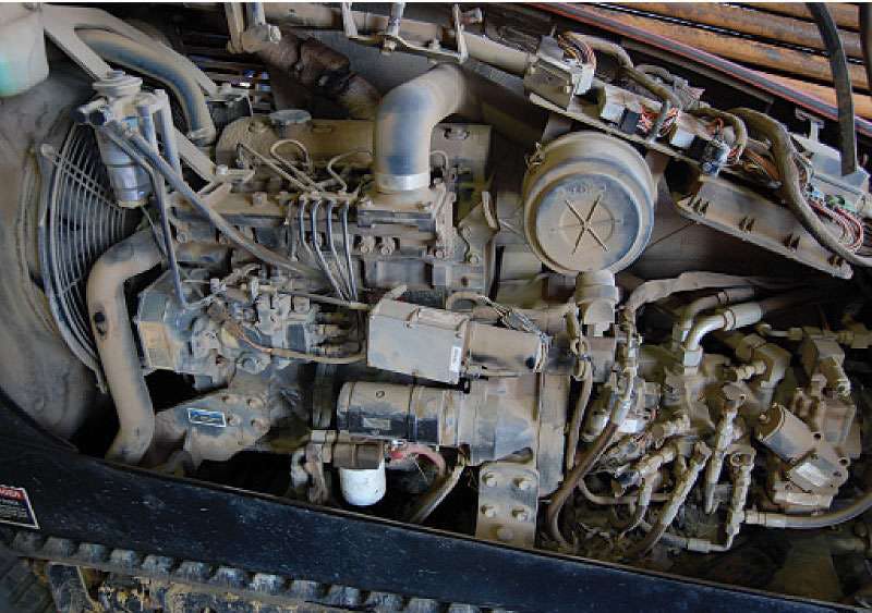 While the engine compartment of the JT2020 showed dirt and dust, there were no leaks.