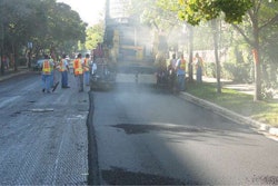 One of Chicago DOT’s in-house crews places a high-recycle-content surface lift that includes rubber-modified liquid asphalt cement.