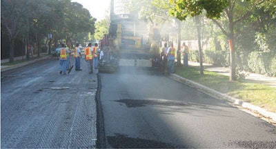 One of Chicago DOT’s in-house crews places a high-recycle-content surface lift that includes rubber-modified liquid asphalt cement.