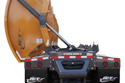 Jet’s side dump includes a trunnion-mount setup for the hydraulic cylinders, in order to add leverage on the bucket, and improve stability when unloading material.