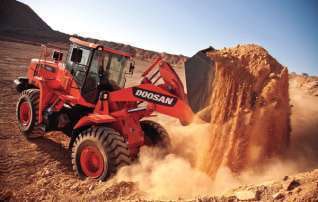 The Doosan DL350’s auto-idle reduces the working idle from 950 rpms to a standby idle of 750 rpms after the machine is inactive for a short period.