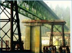 Omega Morgan crews in final preparation to slide the Sellwood span from its old concrete piers to new, temporary, steel piers.