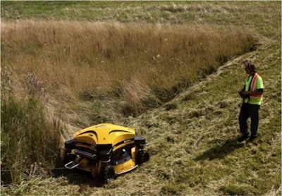 Illinois Tollway worker Paul Borkowski operates a Spider ILDO2 mower on an embankment in Rosemont. (Photo: Armando L. Sanchez, Chicago Tribune)