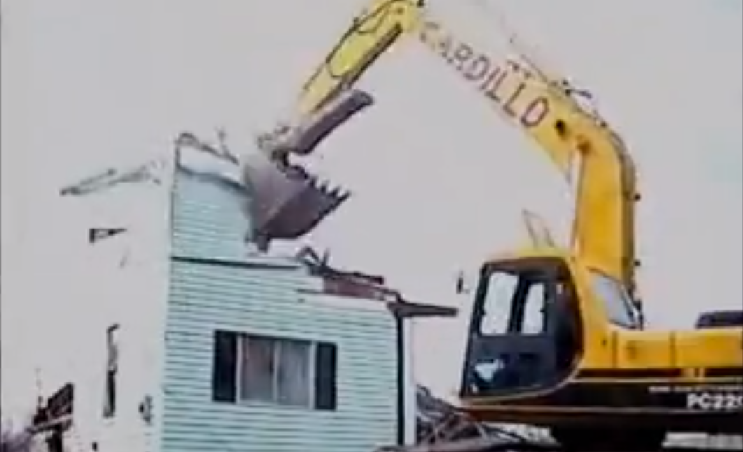 excavator demoing house in 40 seconds