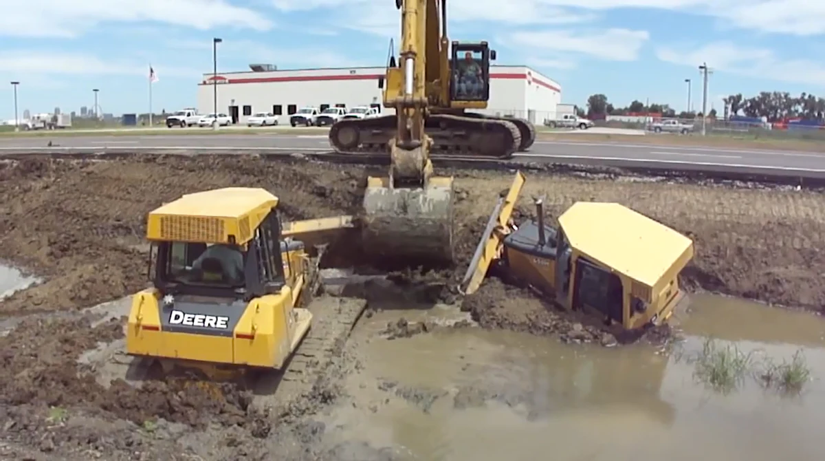 Dozer Rescuing Excavator operator puts on clinic, rescues 2 bogged down dozers from a ...