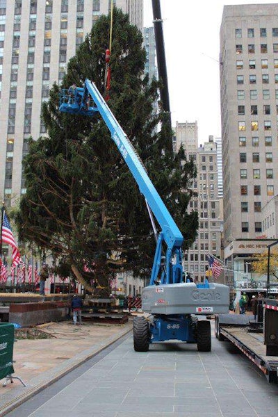 Genie S-85 Rockefeller Center Tree