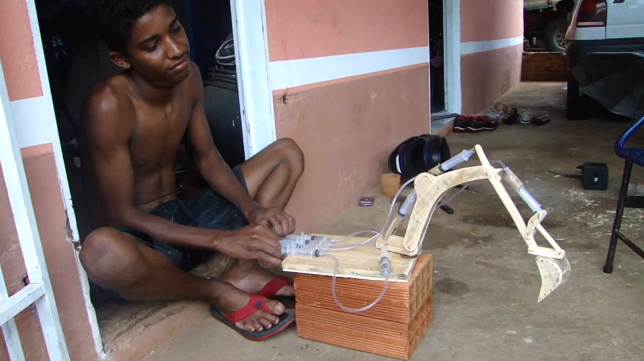 DIY excavator made with syringes