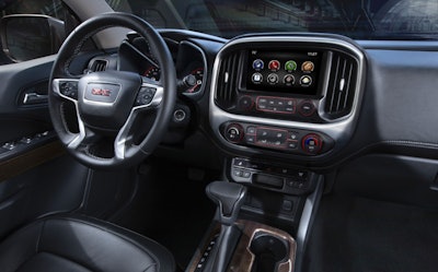2015-GMC-Canyon-Interior-Detail-from-Passenger-Seat-016