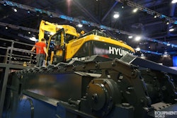 Hyundai R220LC-9A amphibious excavator7
