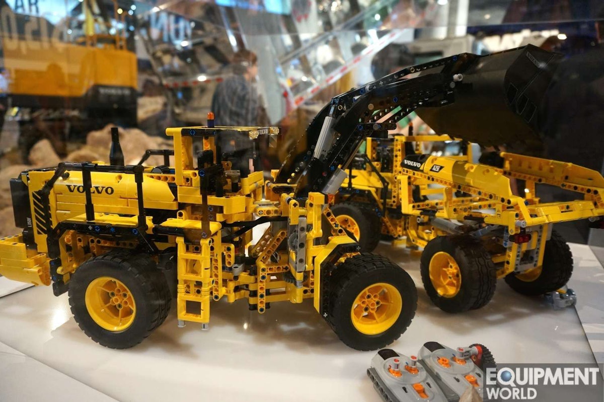 Manøvre diskriminerende Kollega Lego, Volvo CE collaborate for a Technic set that builds both a L350F  loader and an A25F hauler (PHOTOS) | Equipment World