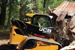 Powered by the Ecomax engine, which uses up to 9 percent less fuel than previous engines, the JCB 300T uses a new air filter design with a high-efficiency active scavenging pre-cleaner, extending air filter service life up to 500 hours. Electro-hydraulic controls give you three levels of response, from slow modulation for fine trimming, to faster controls for digging and loading.