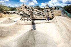 The GT165DF track-mounted screens make it possible for Mario Huertas Corporation to classify the raw aggregates and remove the fines.
