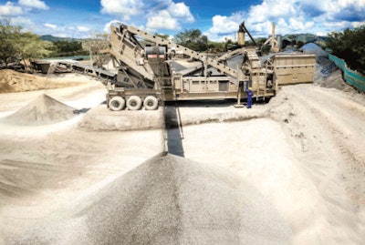 The GT165DF track-mounted screens make it possible for Mario Huertas Corporation to classify the raw aggregates and remove the fines.