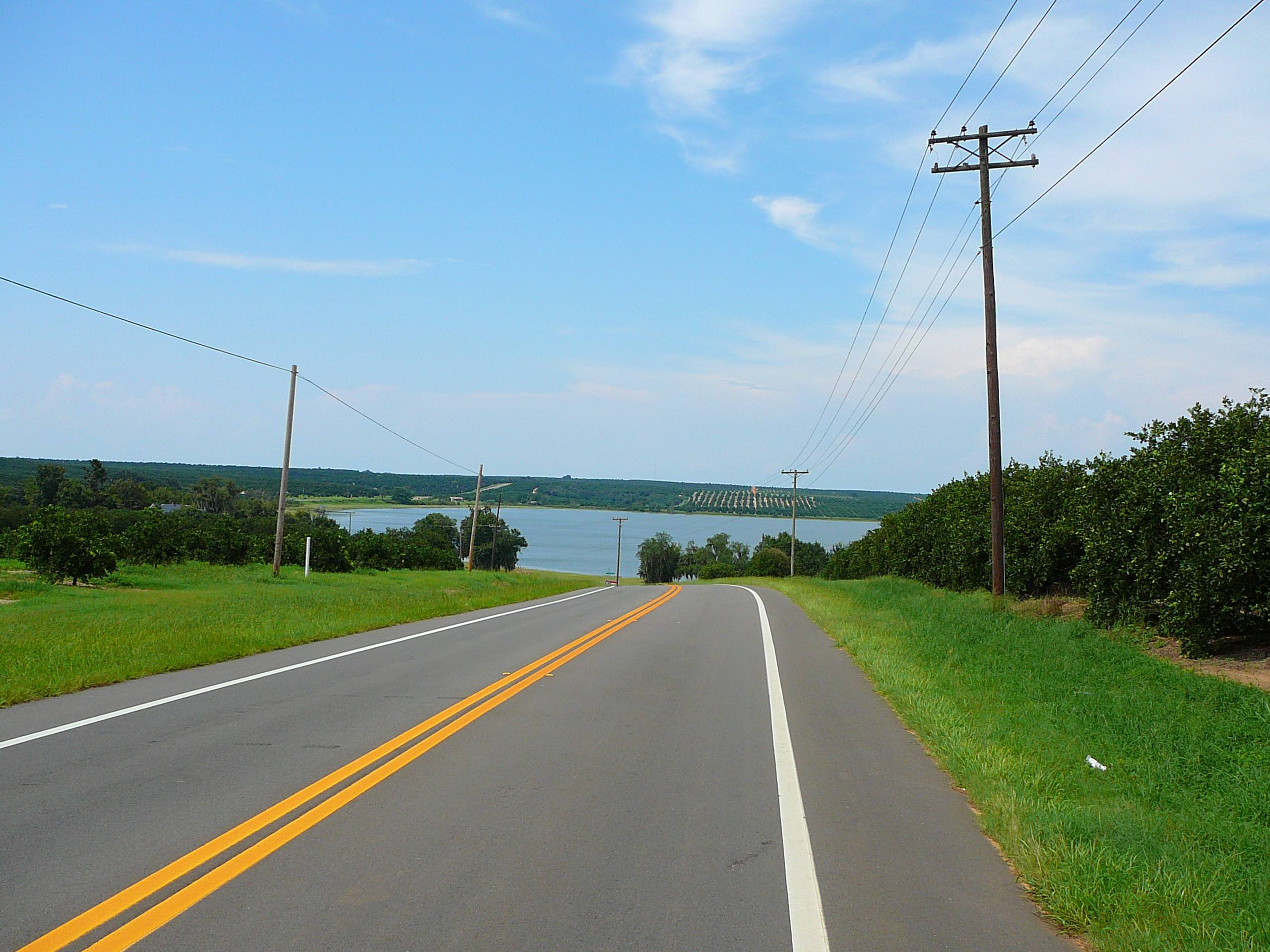 Florida_State_Road_17_northern_segment_scenic_lake_view