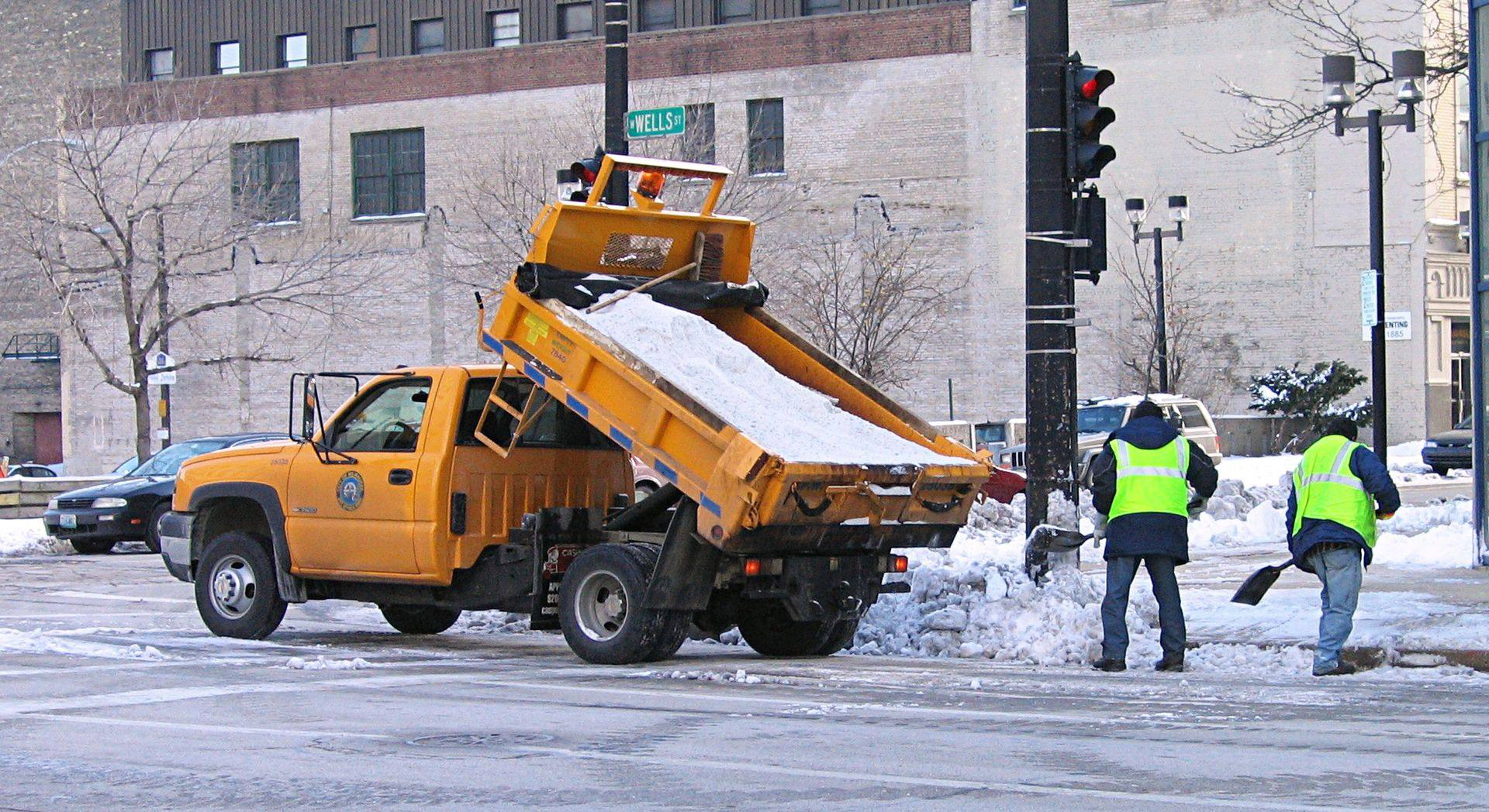 1920px-Salt_truck_Milwaukee