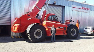 Manitou MHT 14350S with a man