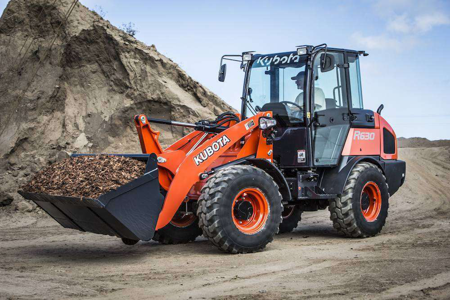 Kubota introduces R530, R630 wheel loaders with hybrid linkage system