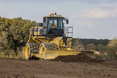 Cat 825K Soil Compactor pushing dirt – C10159283 2
