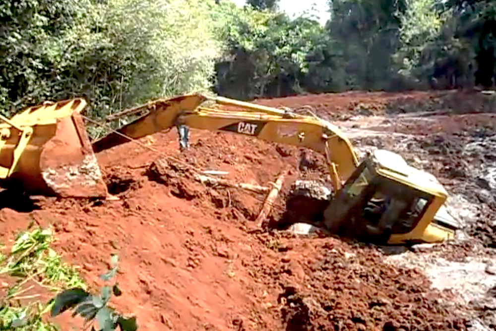Wheel loader rescues buried excavator