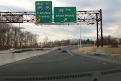2013-12-27_15_50_37_Signs_within_the_interchange_connecting_the_New_Jersey_Turnpike_to_Interstate_195