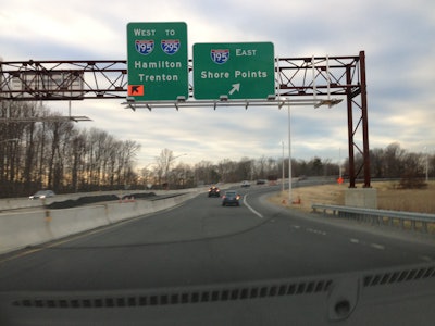 2013-12-27_15_50_37_Signs_within_the_interchange_connecting_the_New_Jersey_Turnpike_to_Interstate_195