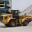 For aggressive work digging and loading trucks in a V-pattern, operators can run in the hystat mode.