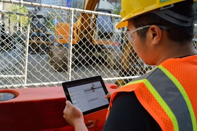 Contractor worker with Getable on iPad1