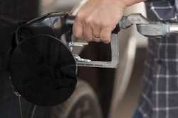 Filling-gas-tank_BWS1366
