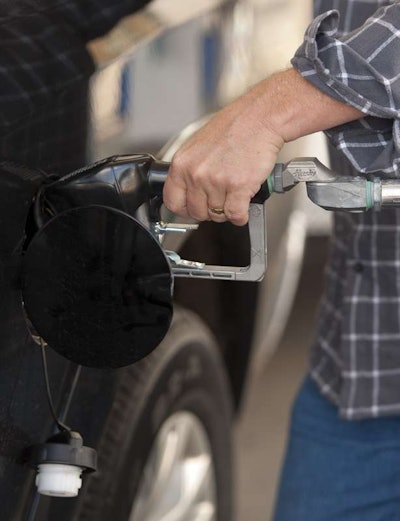 Filling-gas-tank_BWS1366