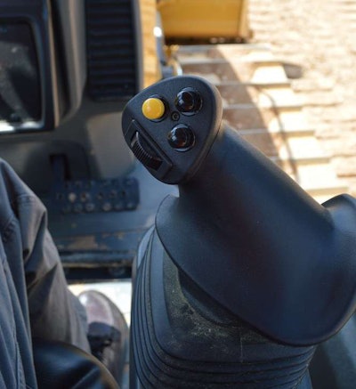 Activating the slope assist is as easy as pressing the yellow button on the joystick. All you have to do after that is steer and control your blade elevation.