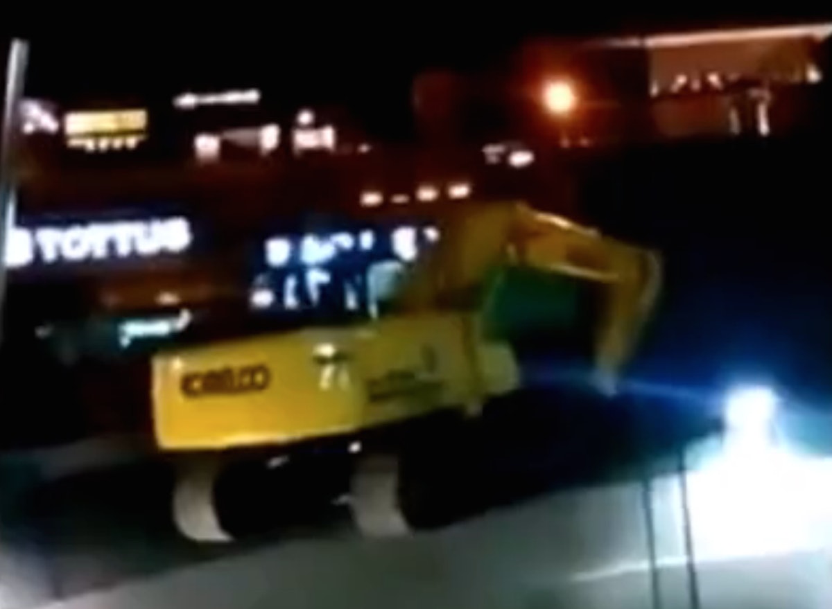 Crane cable snaps, drops excavator 100 feet into pit crashing near