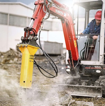The EC 40 hydraulic breaker in rock excavation.
