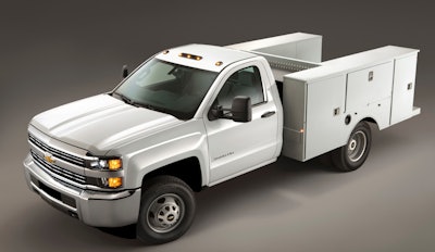 The 24.5 gallon CNG tank, located directly behind the cab, in addition to the 23.5 gallon gasoline tank on the Silverado 3500HD gives drivers fueling flexibility and optimal range between fill-ups.
