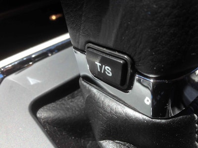 Three transmission shift modes (Standard, Towing and Sport), and the choice of either manual or automatic shifting, gives the driver a lot of options.