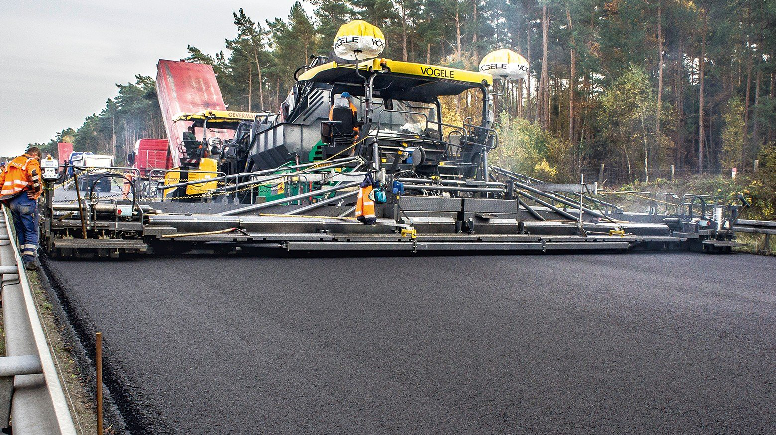 World's largest paver pours widest uninterrupted layer of pavement ever |  Equipment World