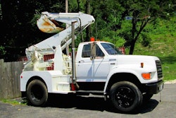 Ford F-700 truck-mounted backhoe15