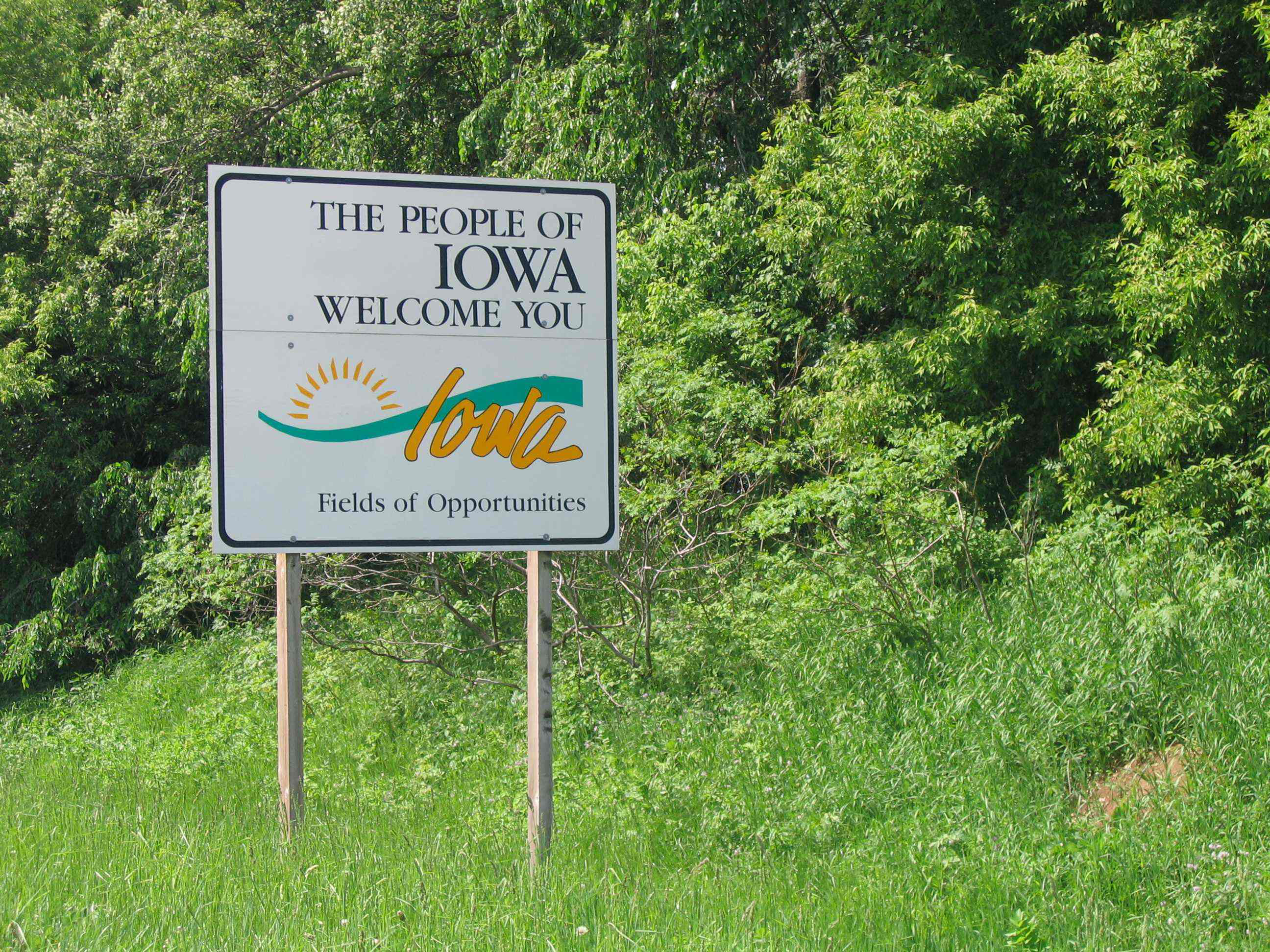 Iowa_welcome_sign_2008