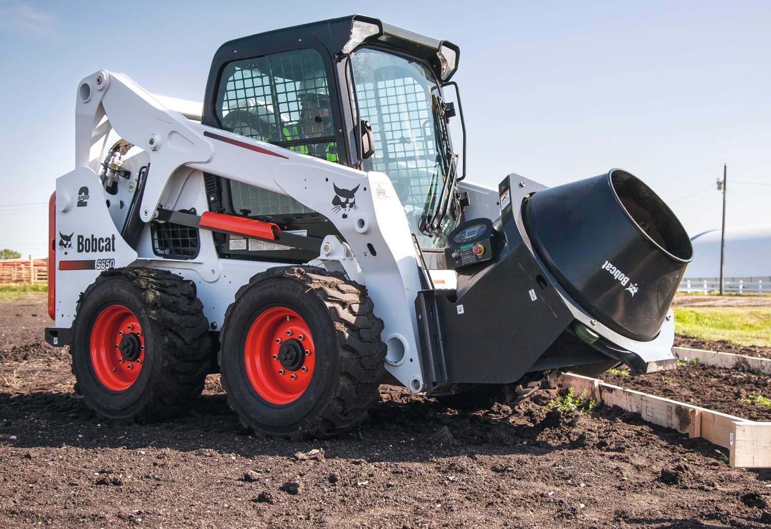 Bobcat S650_with_concrete_mixer-206271-127364-hr