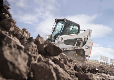 Bobcat T590_Pushing_Dirt-211985-132321-hr