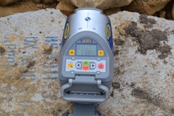 DG813