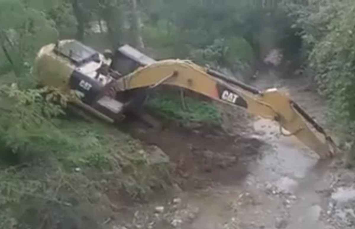 Bucket badly stuck and without a clue, excavator operator begins burying tracks too Equipment