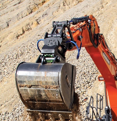 Doosan's DX140 power tilt coupler