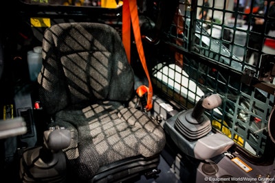 Deere 317G 9